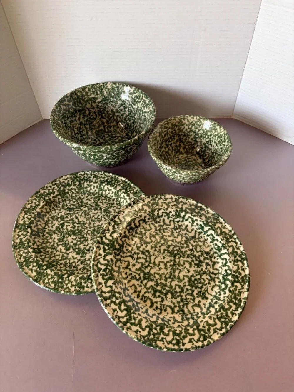 Set Of 4 Green & Cream Splatter Enamelware Plates & Bowls By The Workshops Of Ge